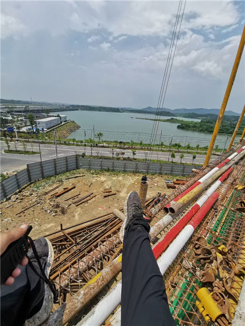 阿克陶县作业中发生设备损坏或人员意外，责任怎么划分？