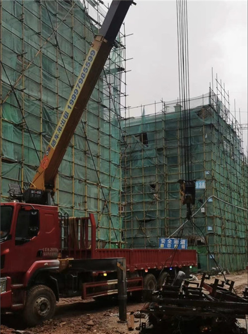 阿克陶县“慢工细活”—— 吊车的 “微动控制” 技术